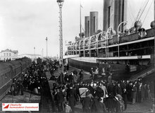 Auswanderer gehen in Bremerhaven an Bord, Foto um 1898