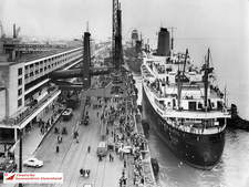 Das Passagierschiff "BREMEN" am Colubusbahnhof, 1963